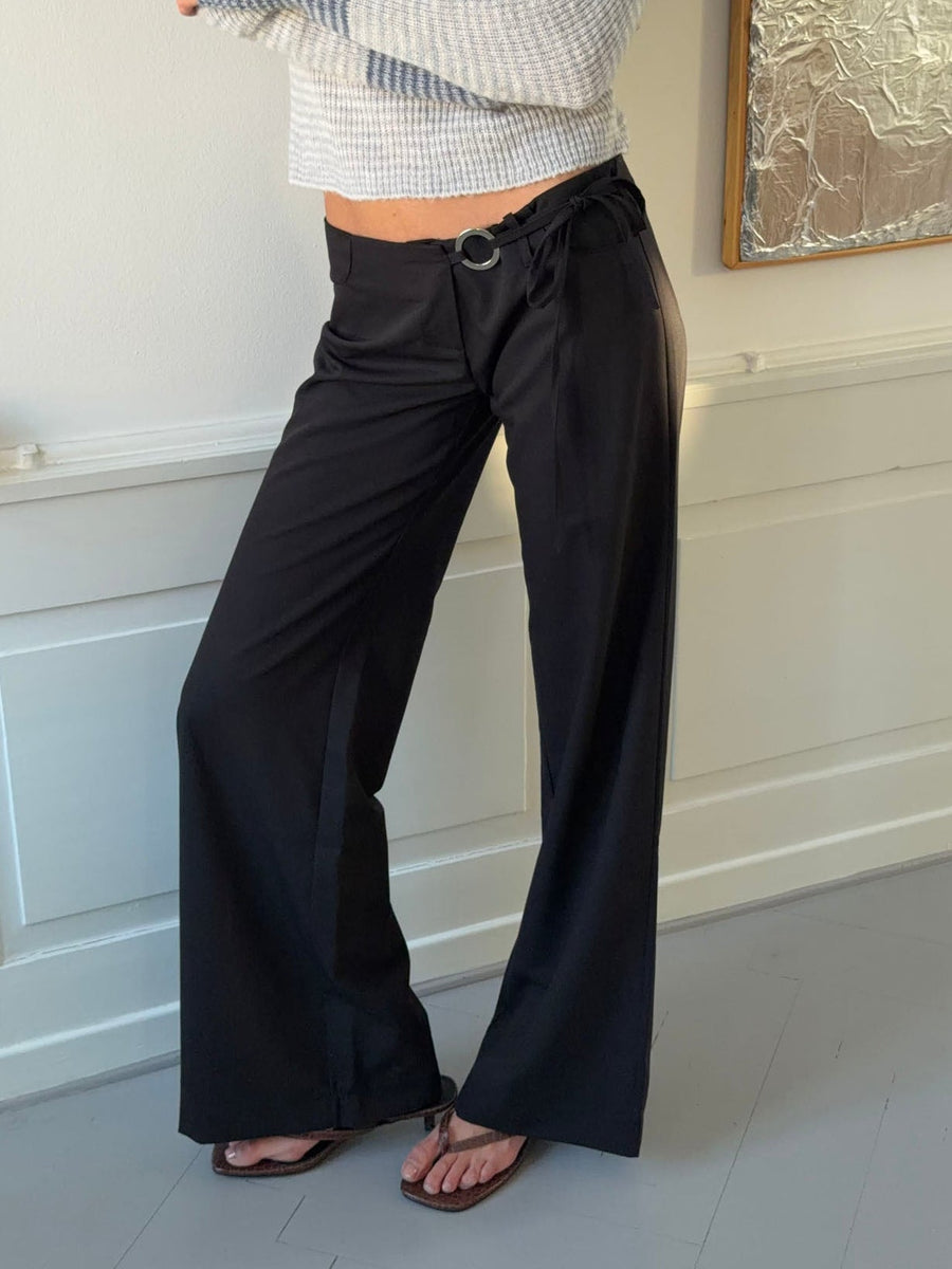 Vinna suit trousers with metal ring – Black