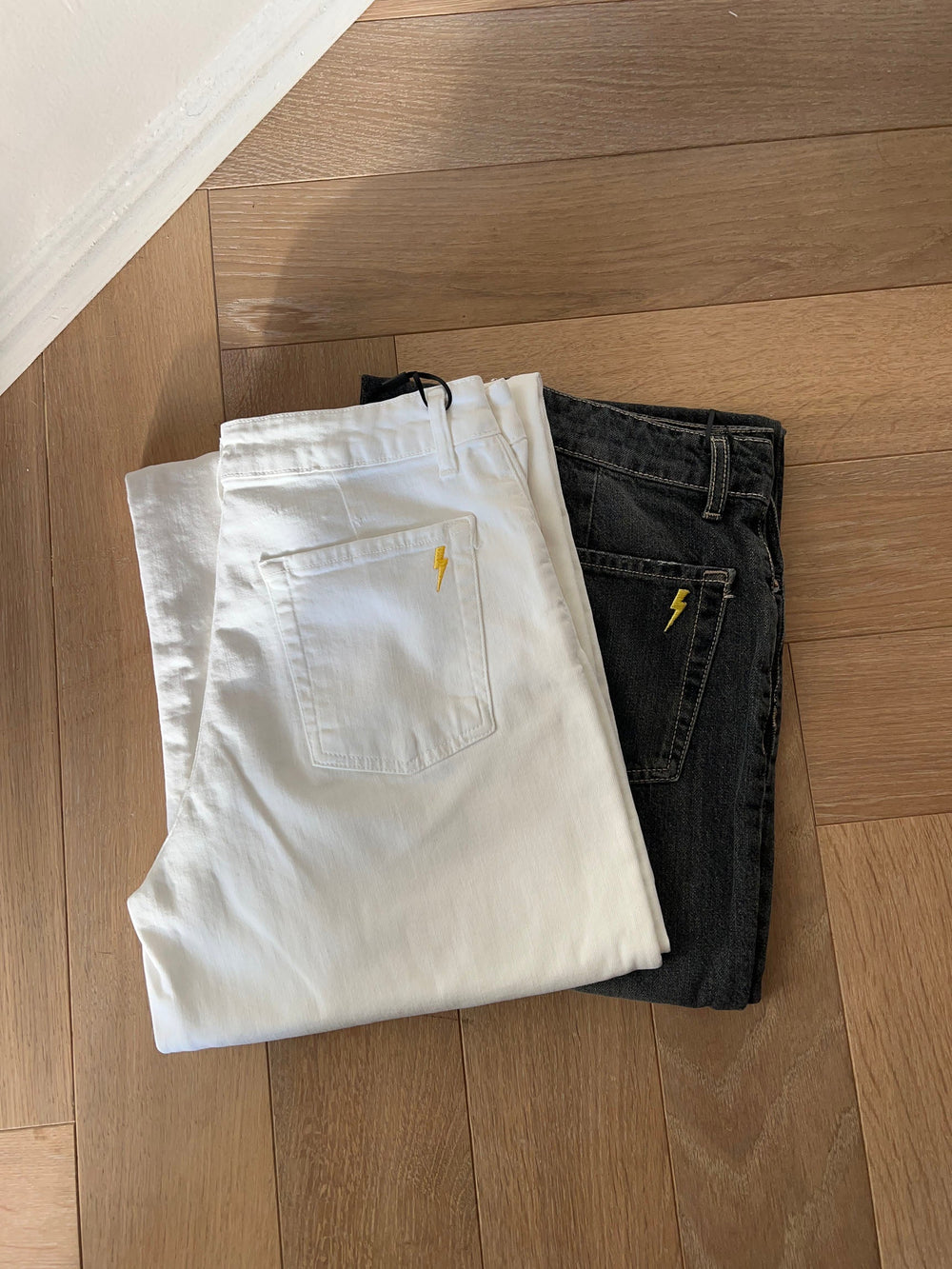 Alaia low-waisted jeans with lightning detail - White denim