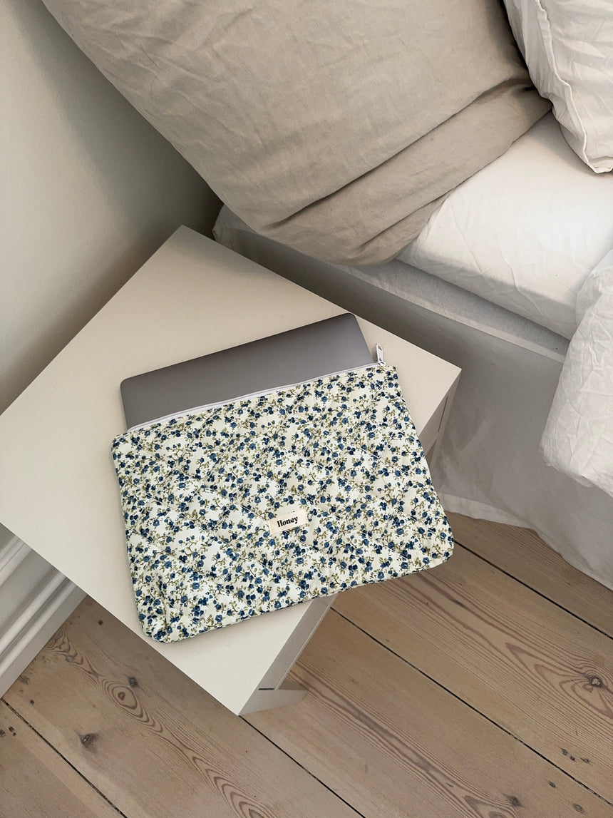 Honey computer sleeve - White with blue flowers