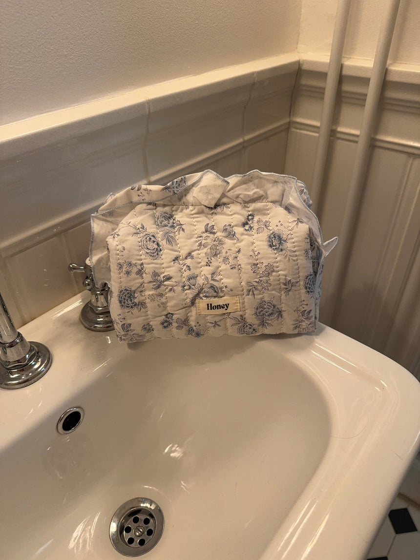 Honey large toiletry bag - White/blue with ruffles