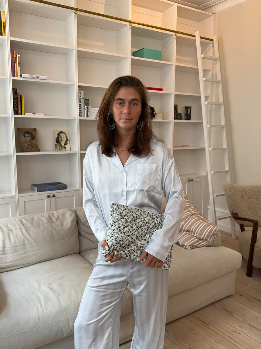 Honey computer sleeve - White with blue flowers