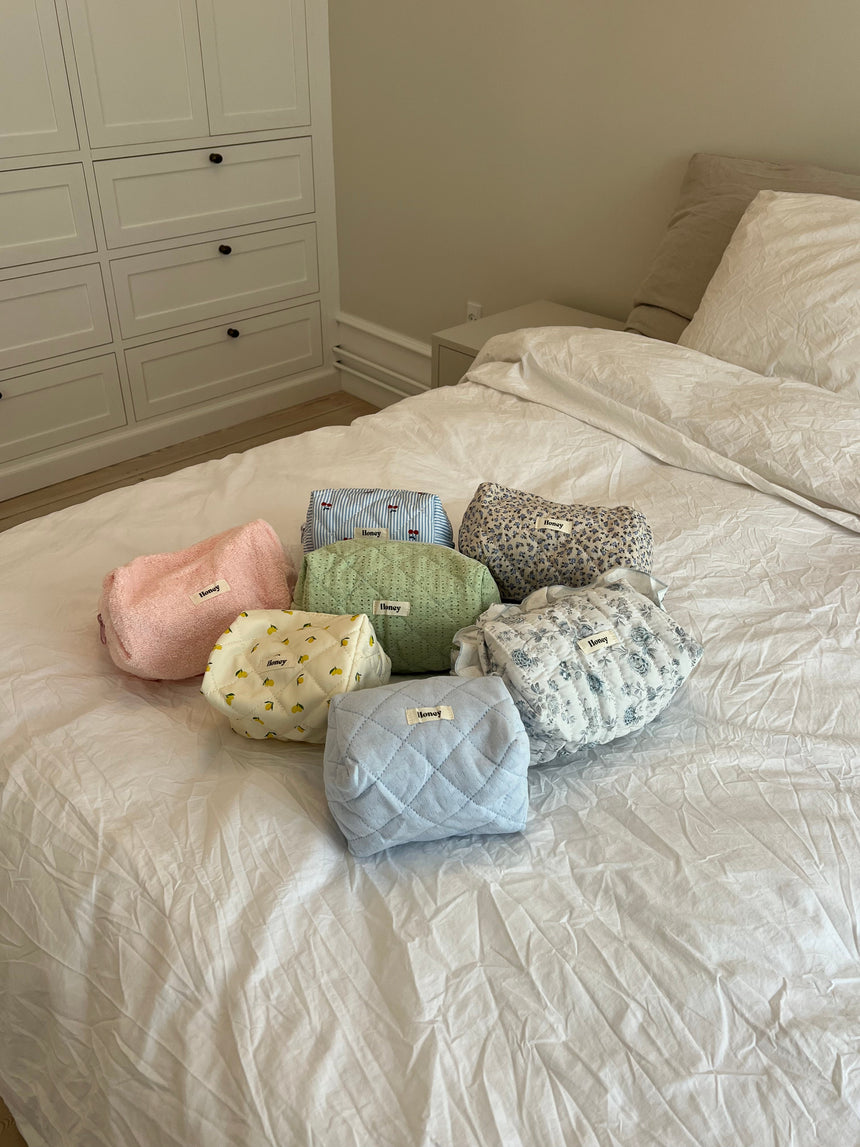 Honey large toiletry bag - White/blue with ruffles