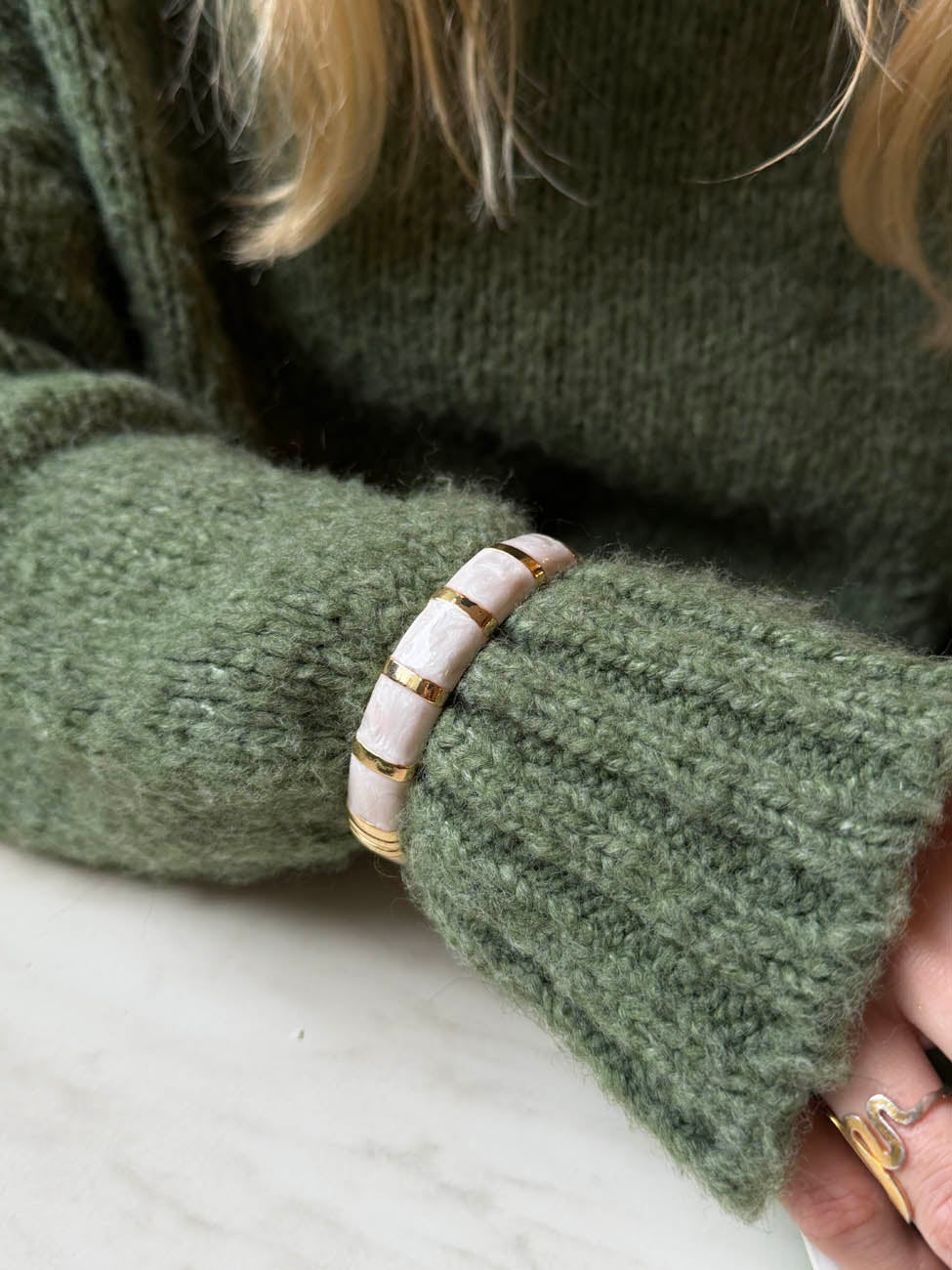 Eivora bracelet with stripes - Pearly/gold