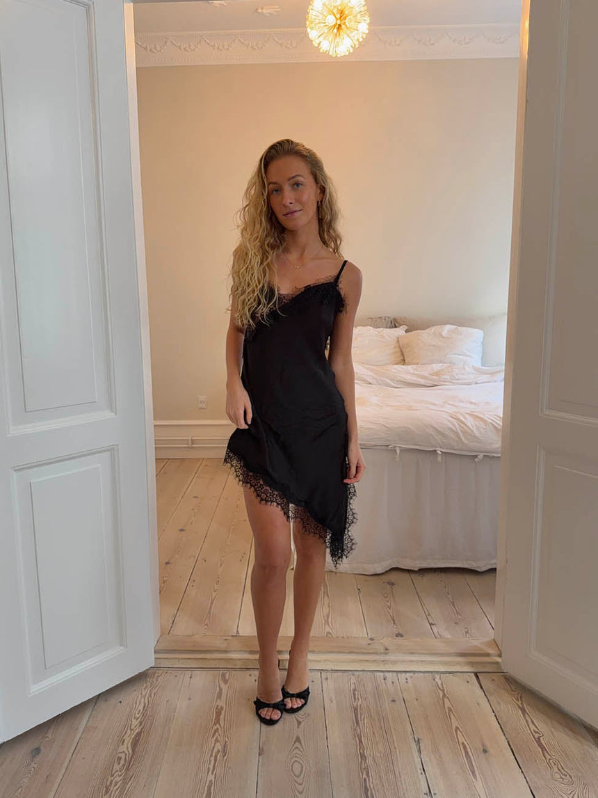 Sheyla asymmetric satin dress with lace - Black