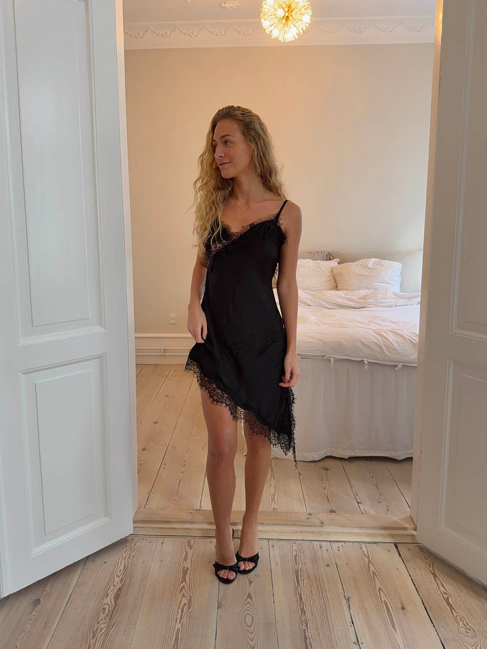 Sheyla asymmetric satin dress with lace - Black