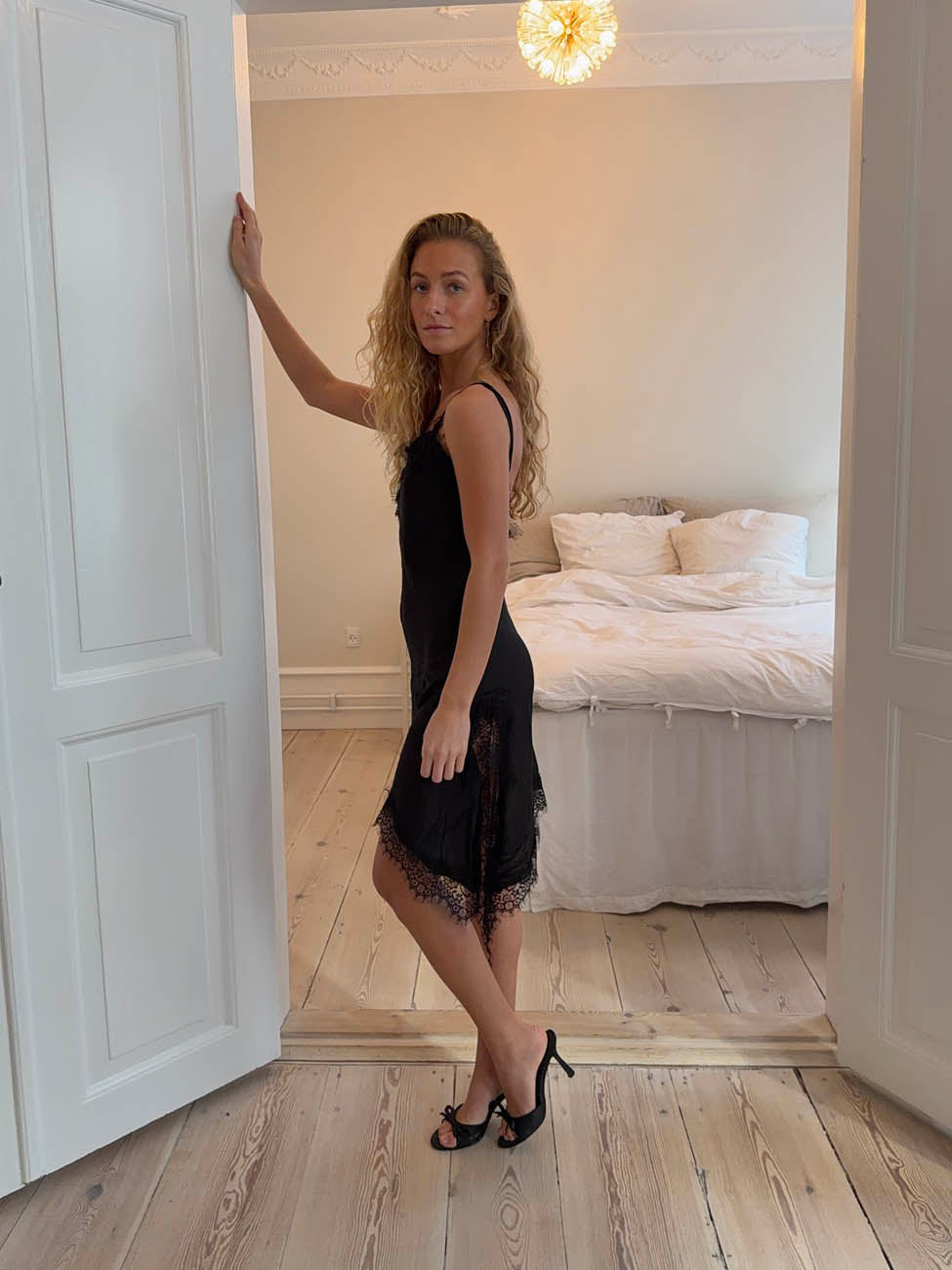 Sheyla asymmetric satin dress with lace - Black