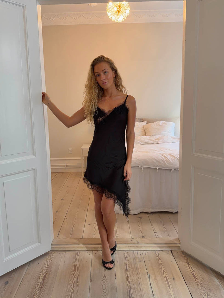 Sheyla asymmetric satin dress with lace - Black