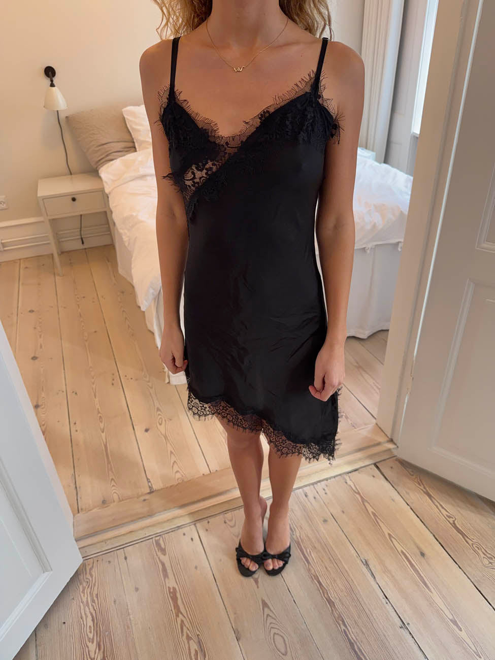 Sheyla asymmetric satin dress with lace - Black