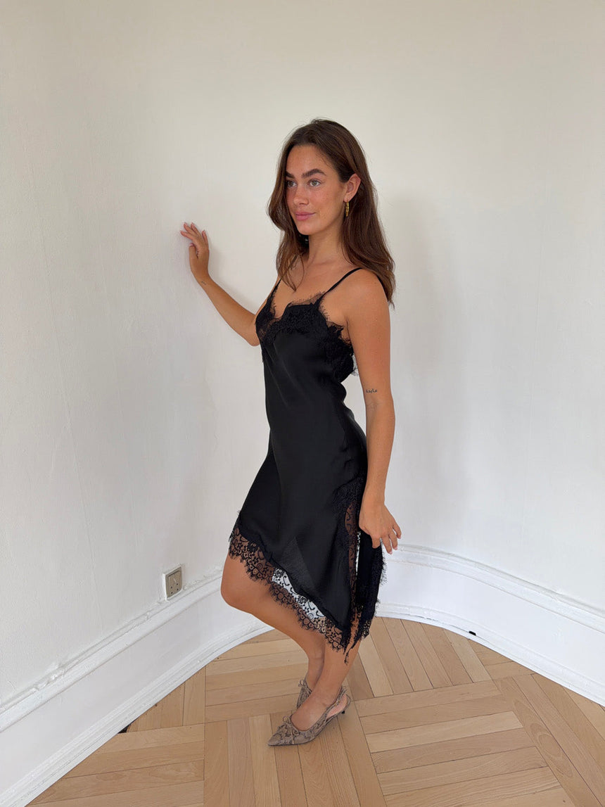 Sheyla asymmetric satin dress with lace - Black