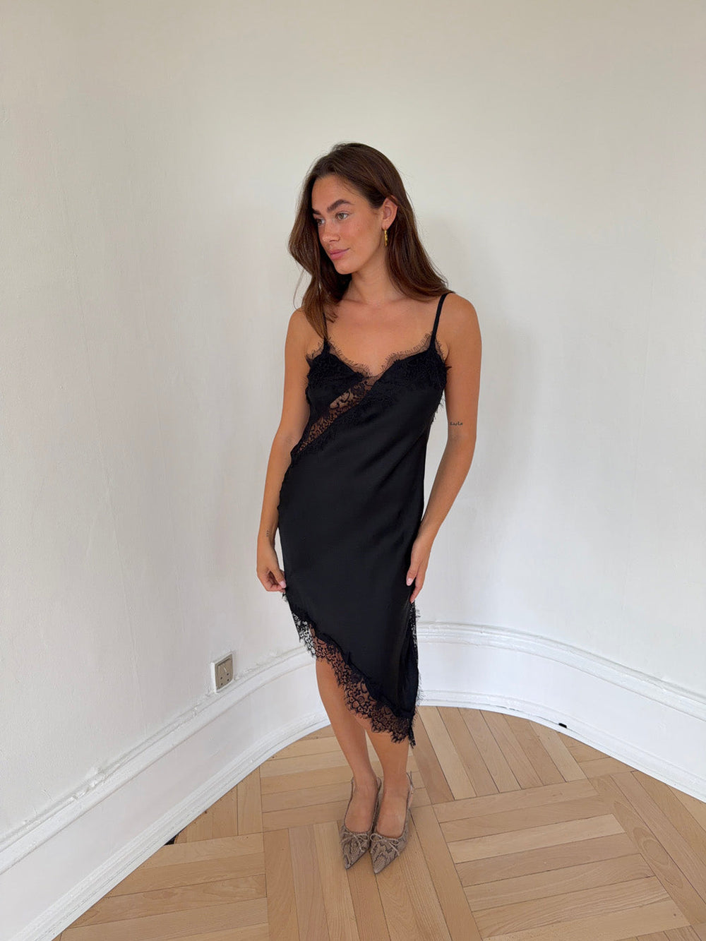Sheyla asymmetric satin dress with lace - Black