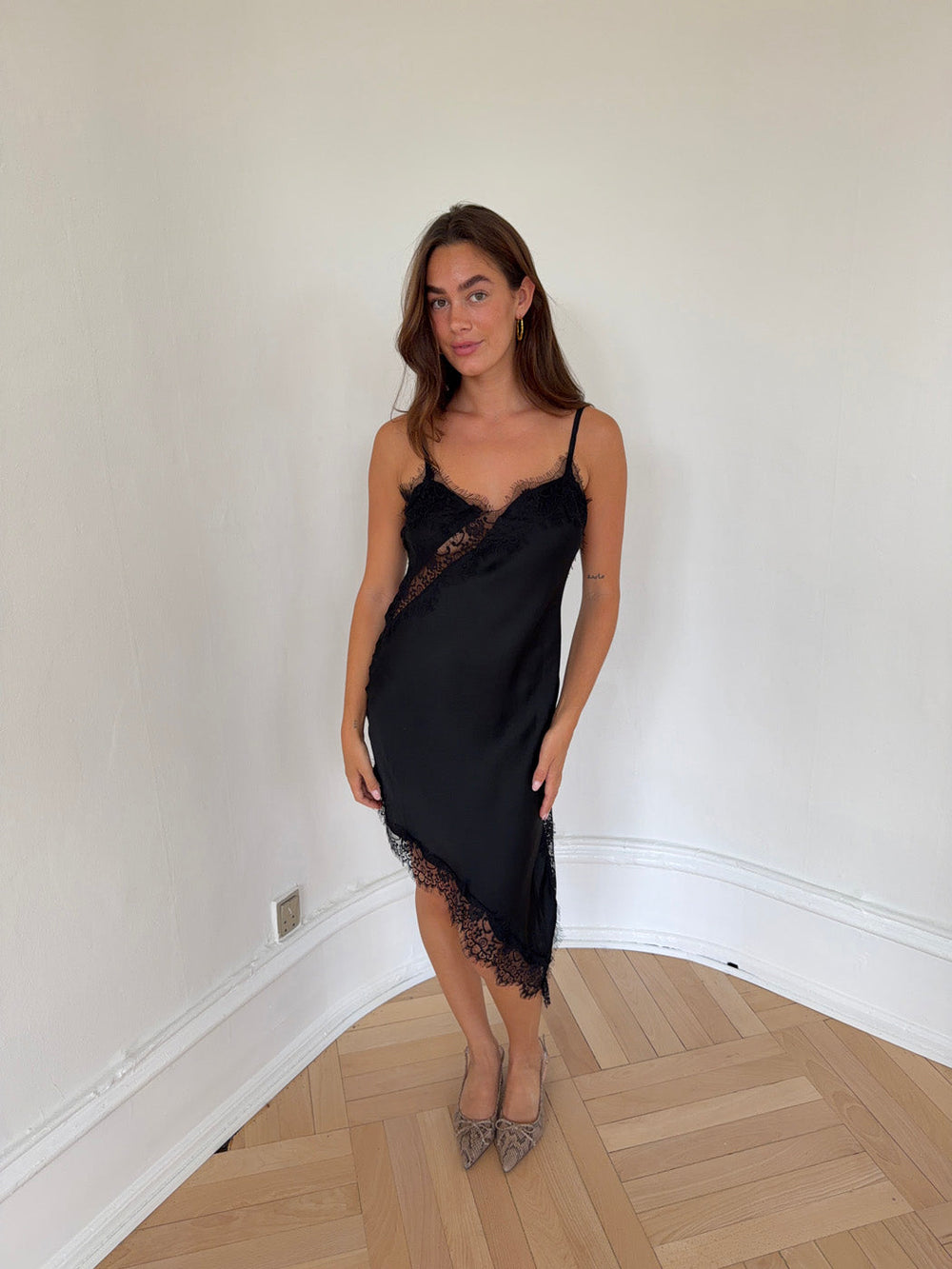 Sheyla asymmetric satin dress with lace - Black