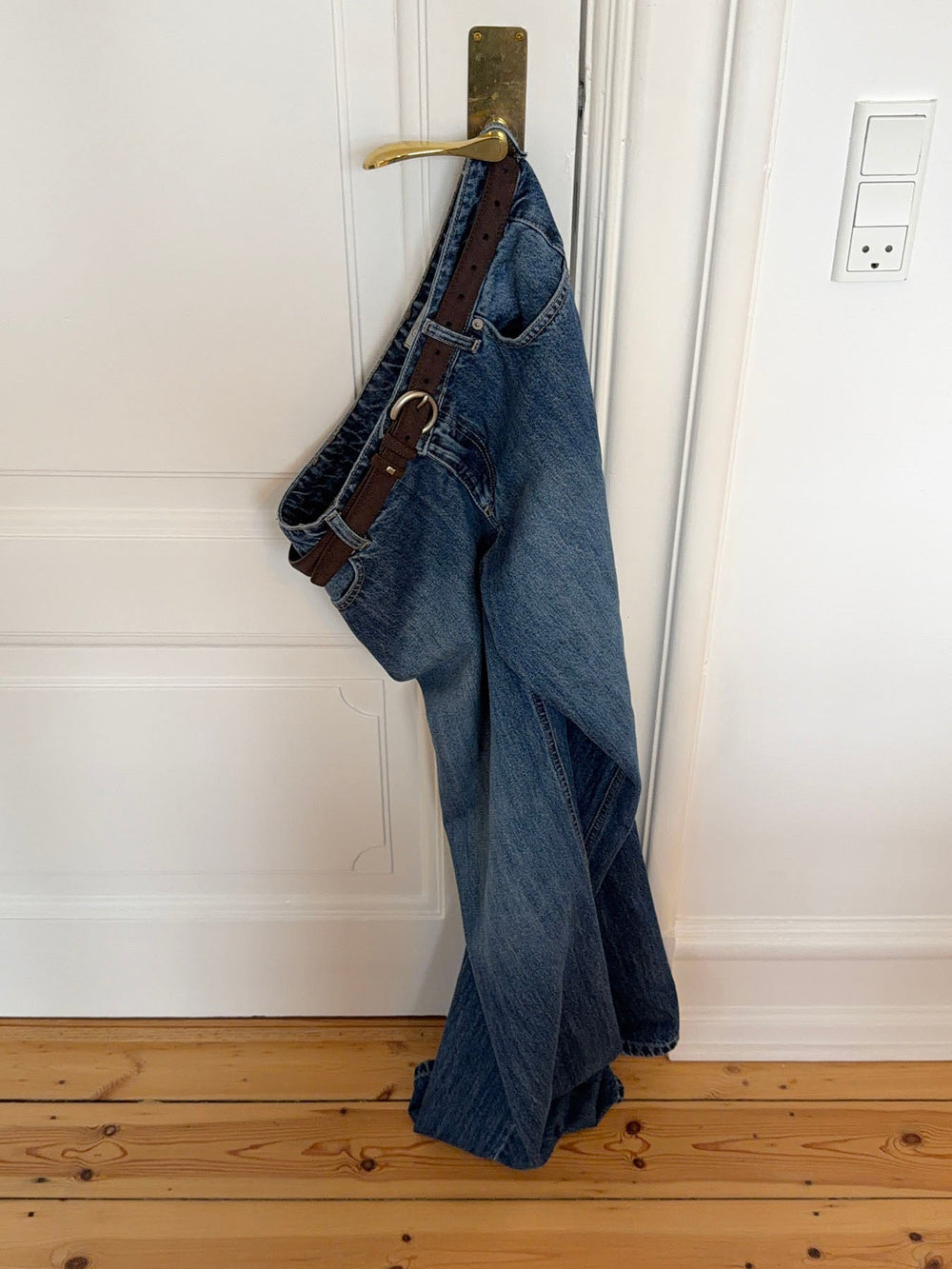 Noble belt in faux suede – Dark brown/silver