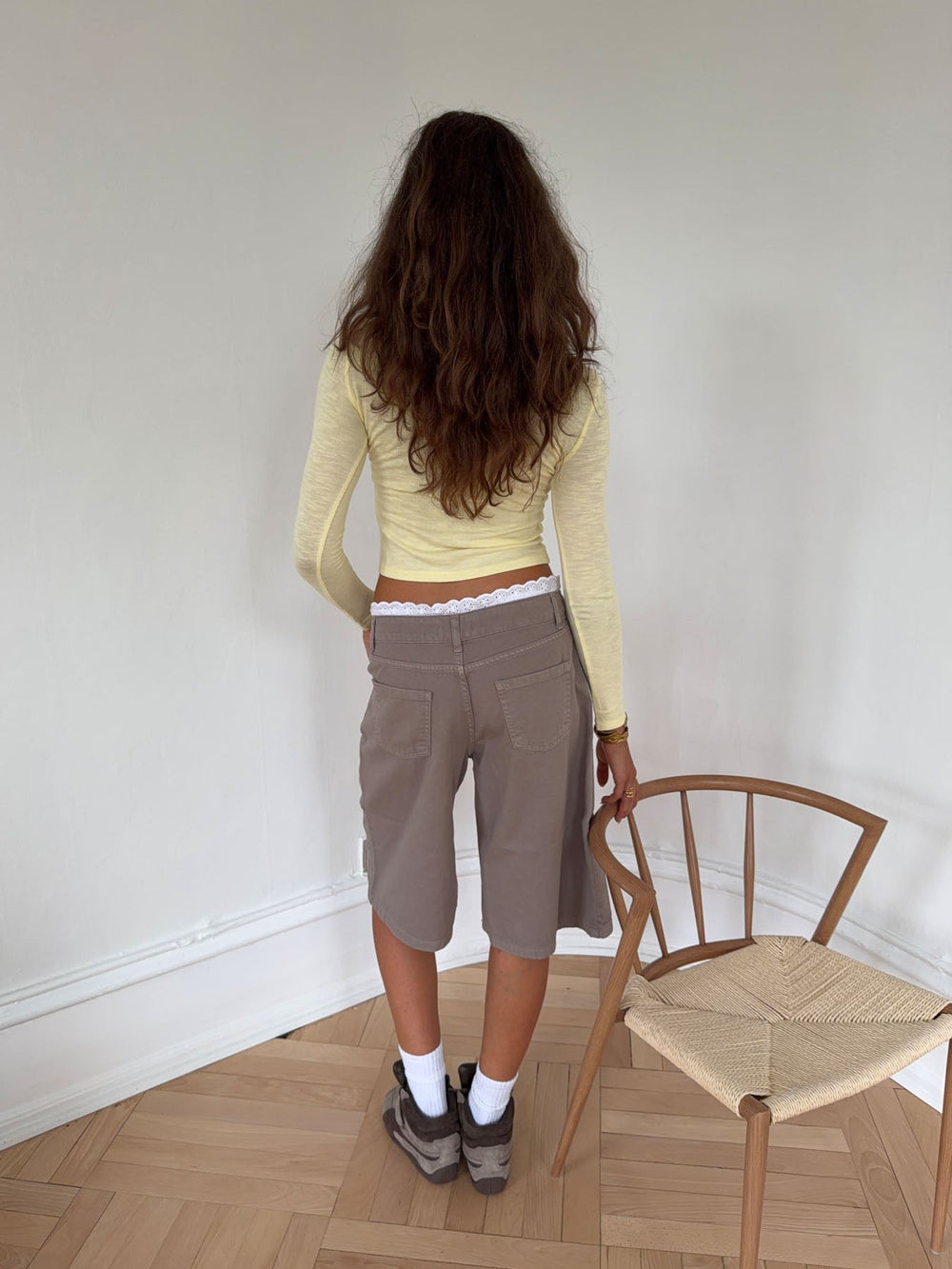 Teha bermuda shorts with lace - Beige/white