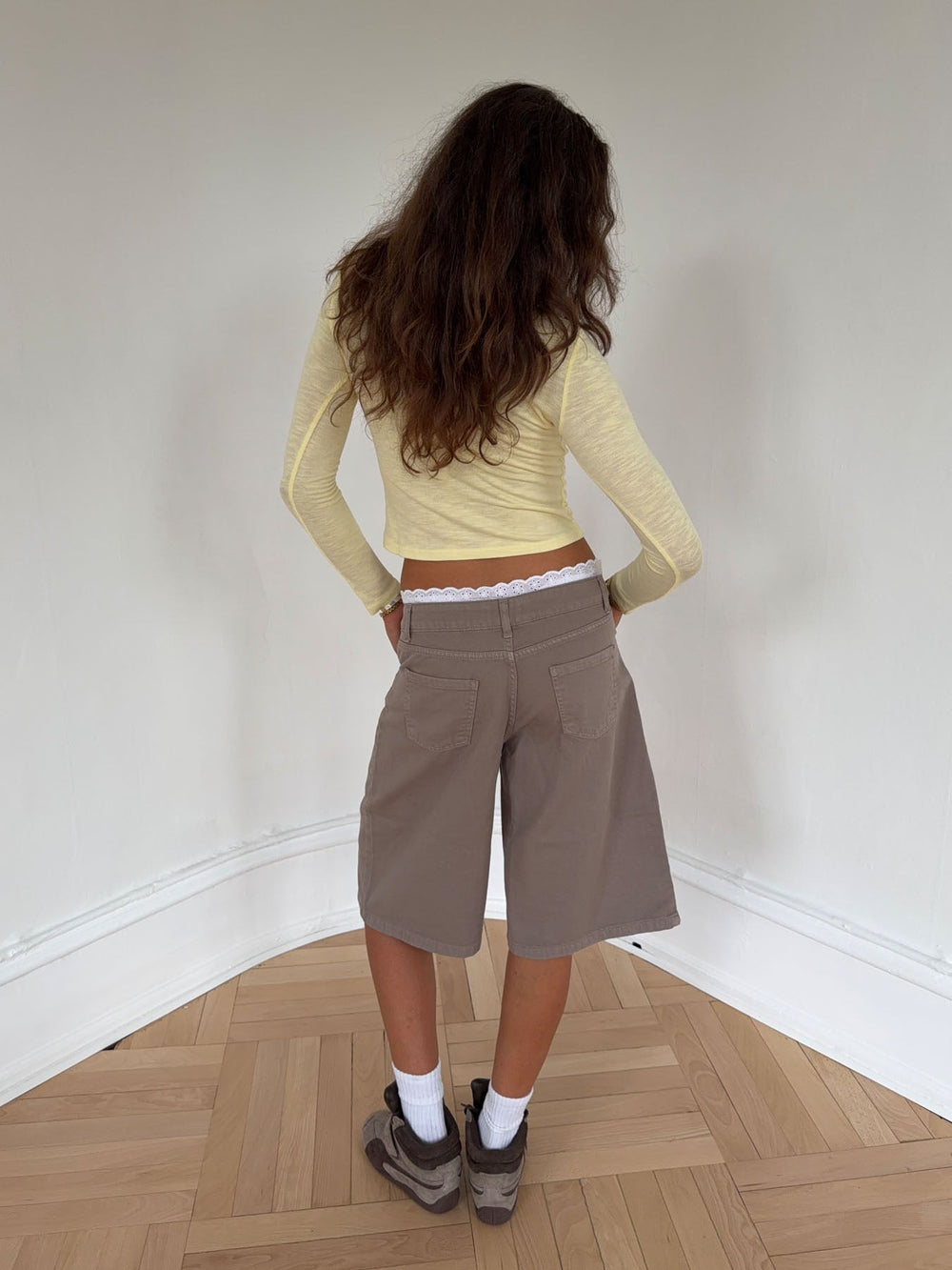 Teha bermuda shorts with lace - Beige/white