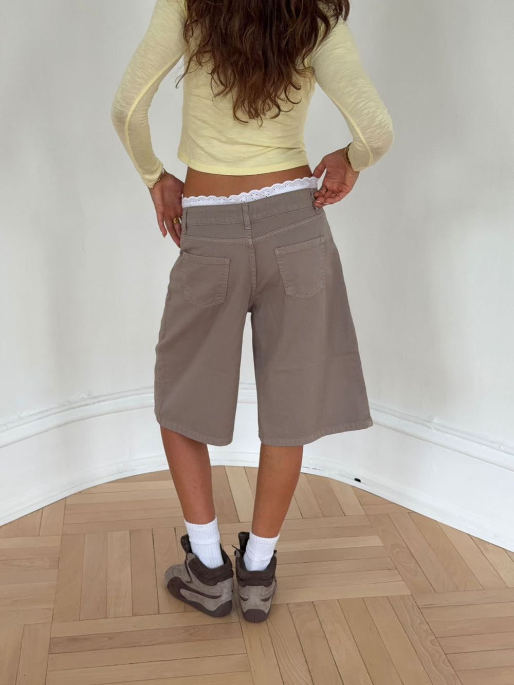 Teha bermuda shorts with lace - Beige/white