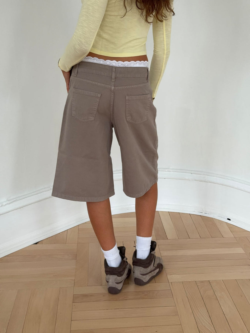 Teha bermuda shorts with lace - Beige/white