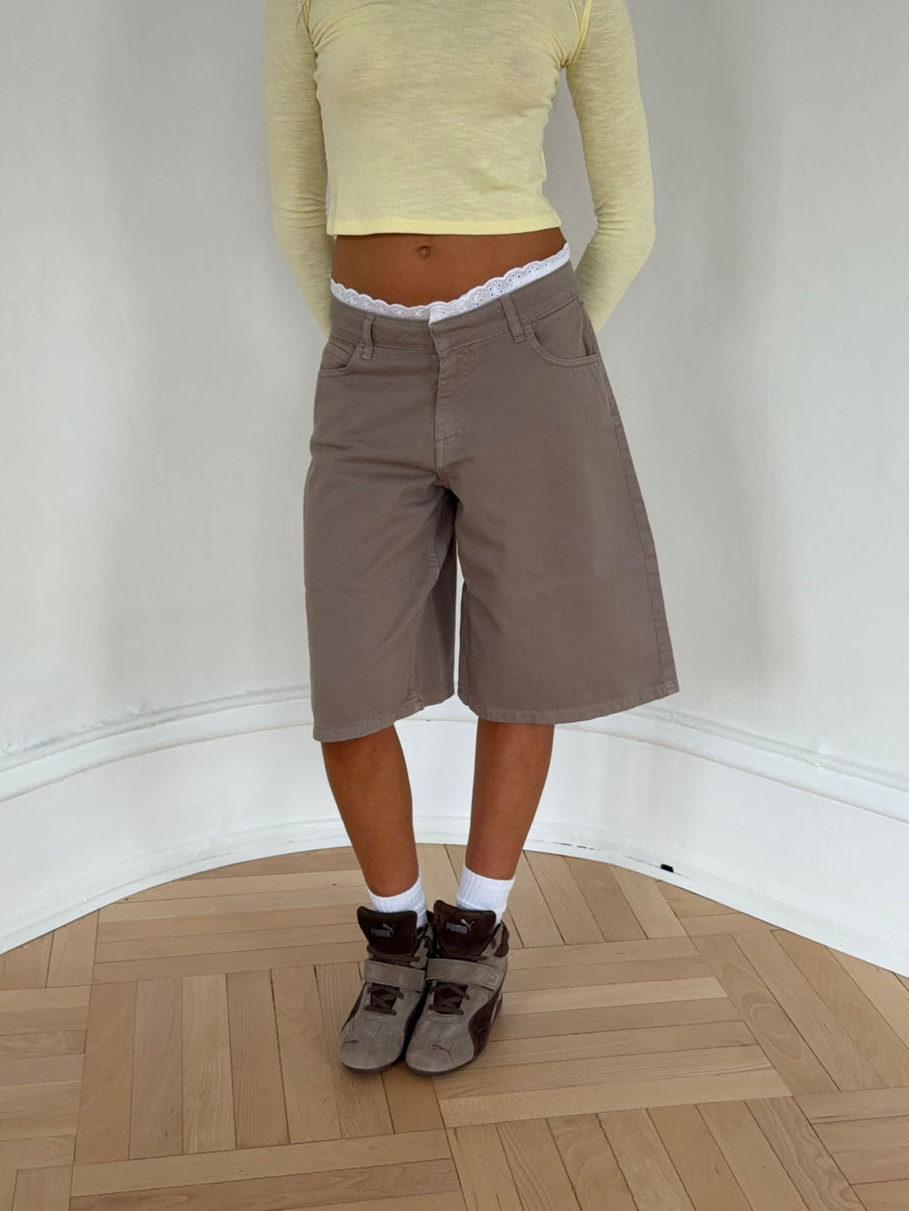 Teha bermuda shorts with lace - Beige/white