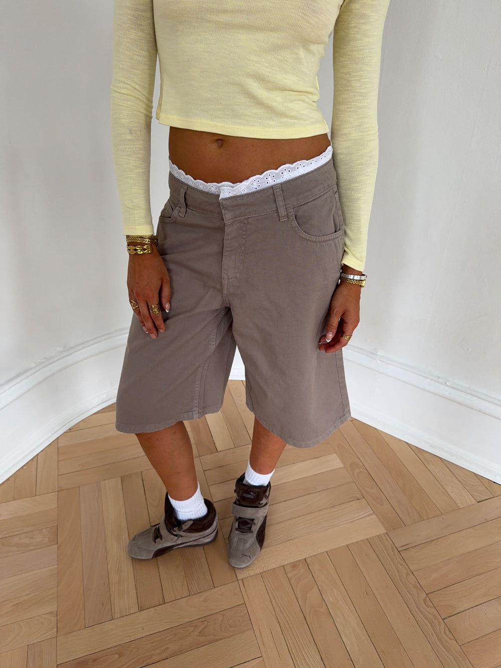 Teha bermuda shorts with lace - Beige/white