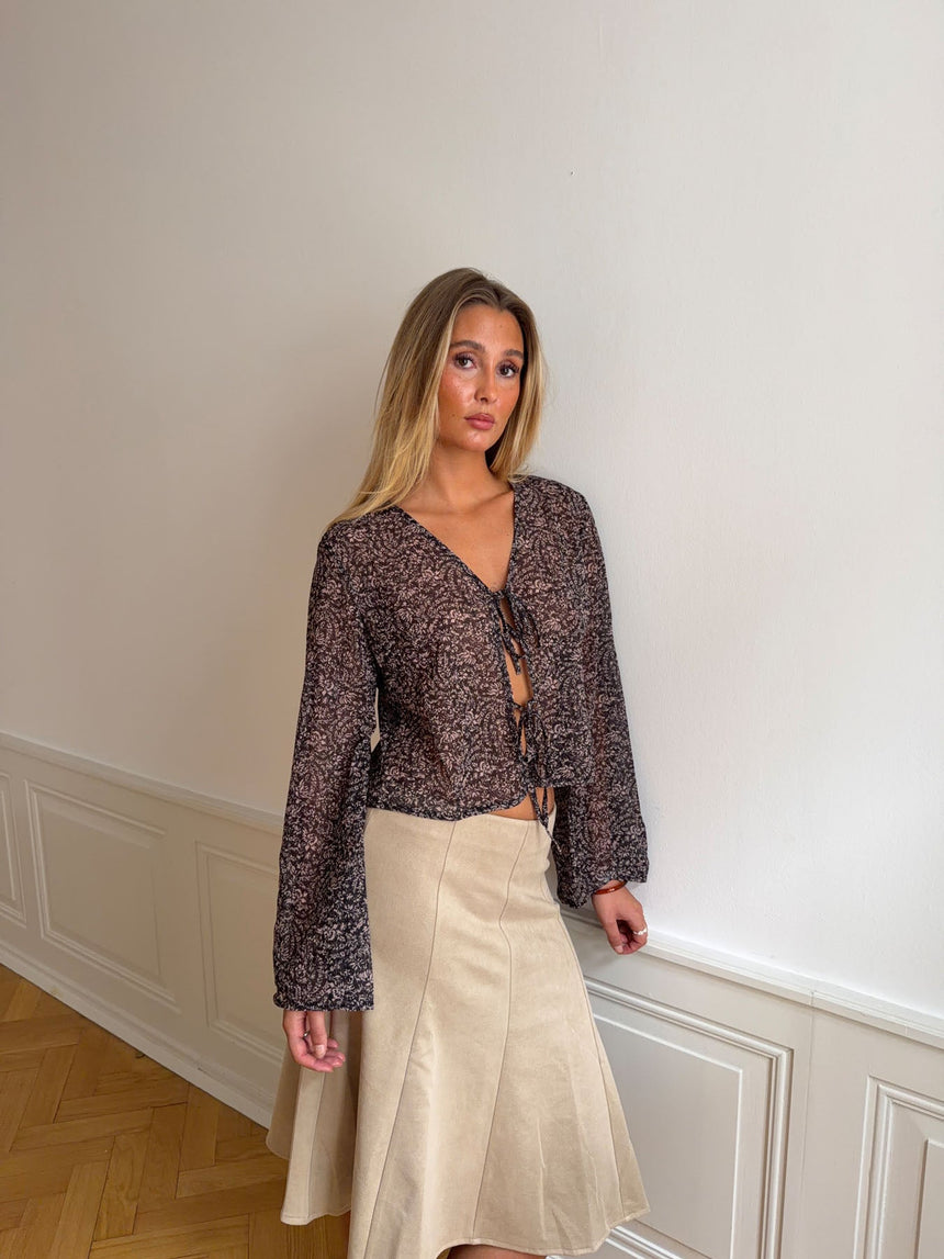 Kara blouse with tie detail – Brown