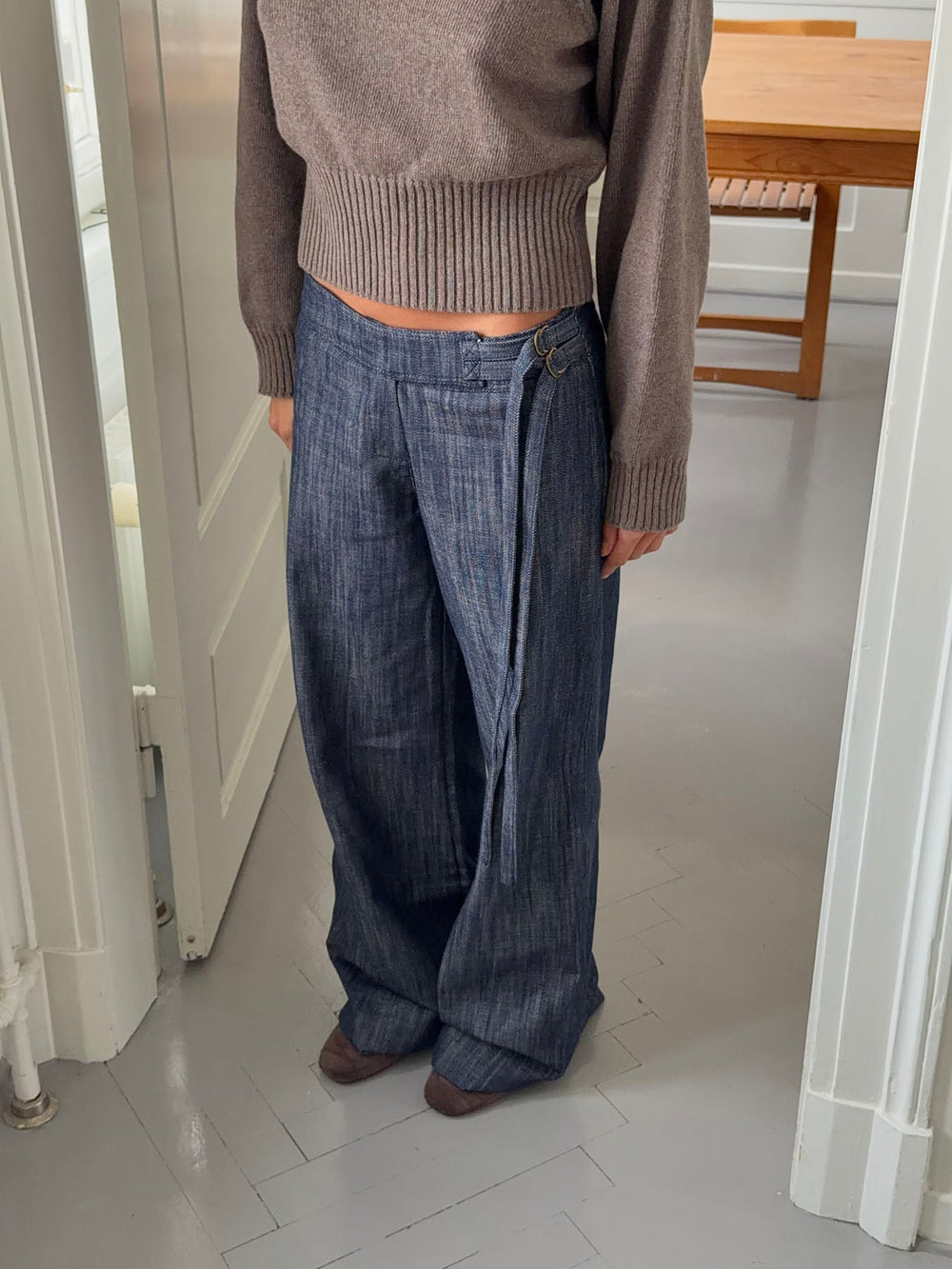 Karol trousers with belt – Dark blue