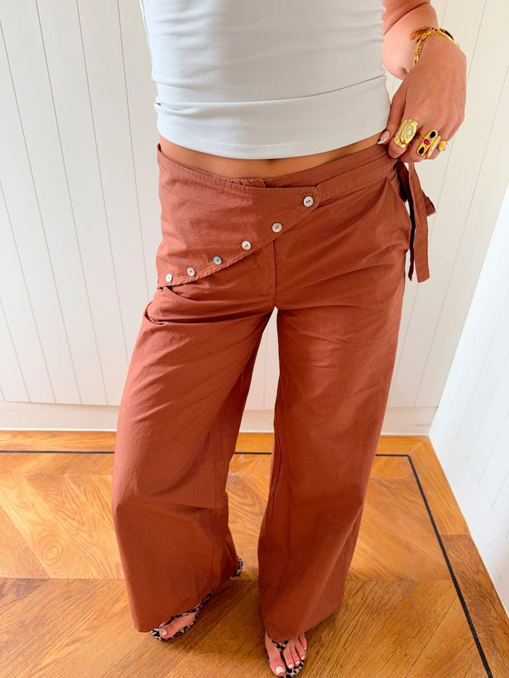 Scandivv trousers with details - Rust