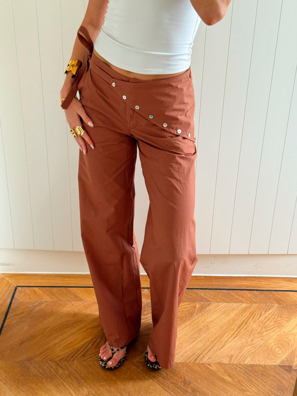 Scandivv trousers with details - Rust