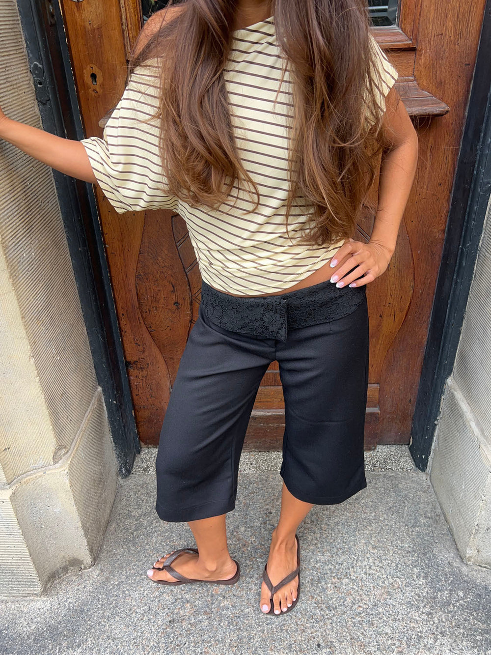 Calsia capri pants with lace trim – Black