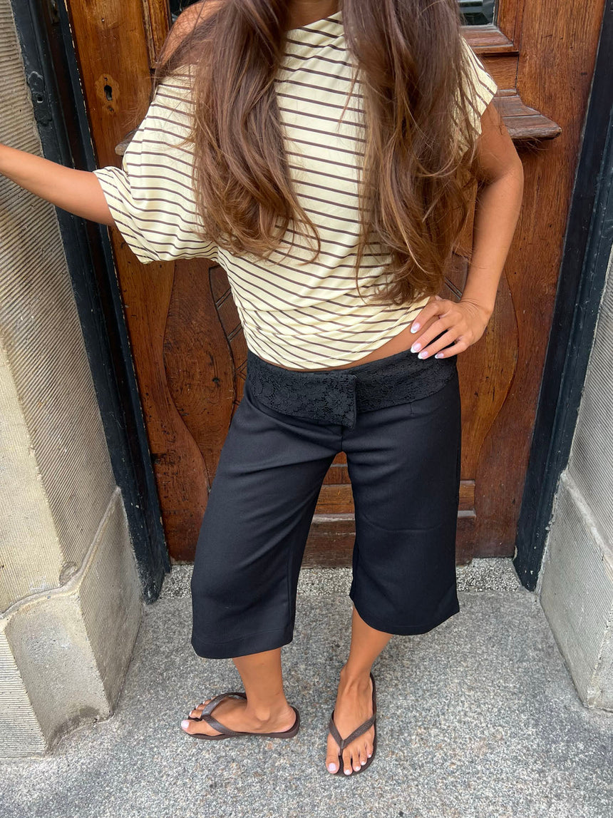 Calsia capri pants with lace trim – Black