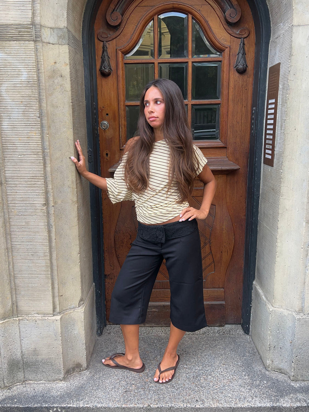 Calsia capri pants with lace trim – Black