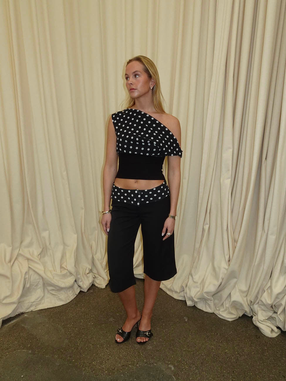 Calsia capri trousers with polkadots – Black