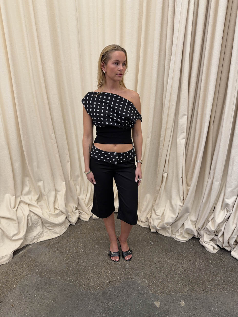 Calsia capri trousers with polkadots – Black