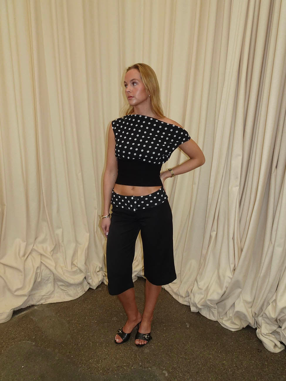 Calsia capri trousers with polkadots – Black