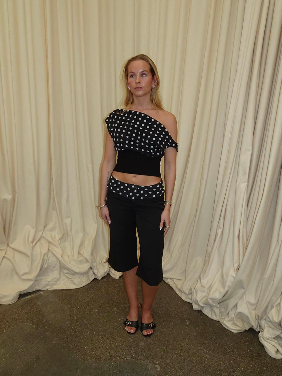 Calsia capri trousers with polkadots – Black