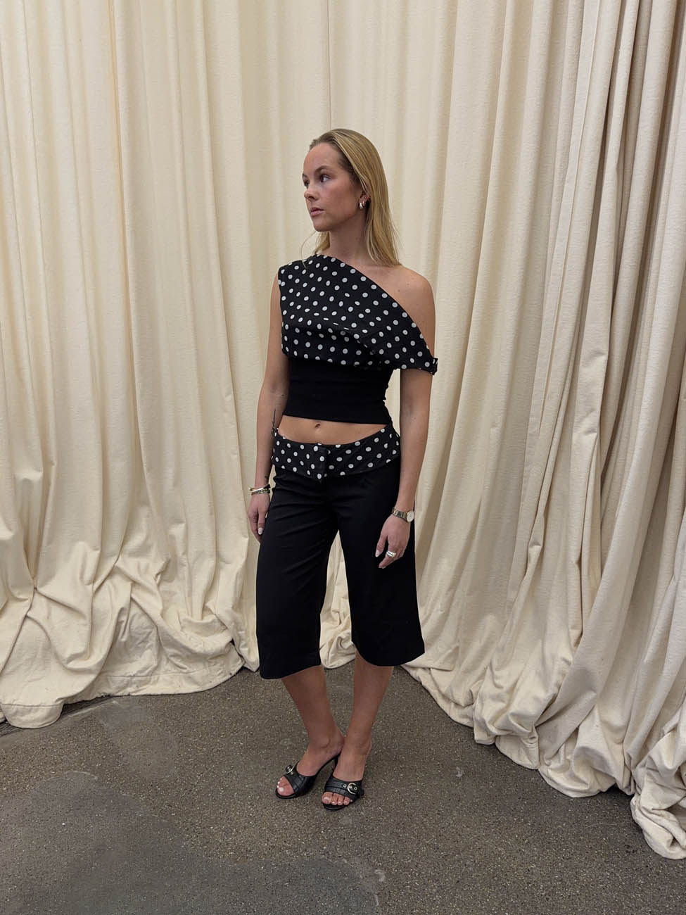 Calsia capri trousers with polkadots – Black