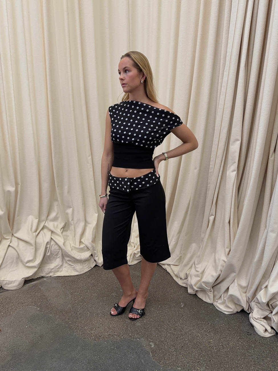 Calsia capri trousers with polkadots – Black