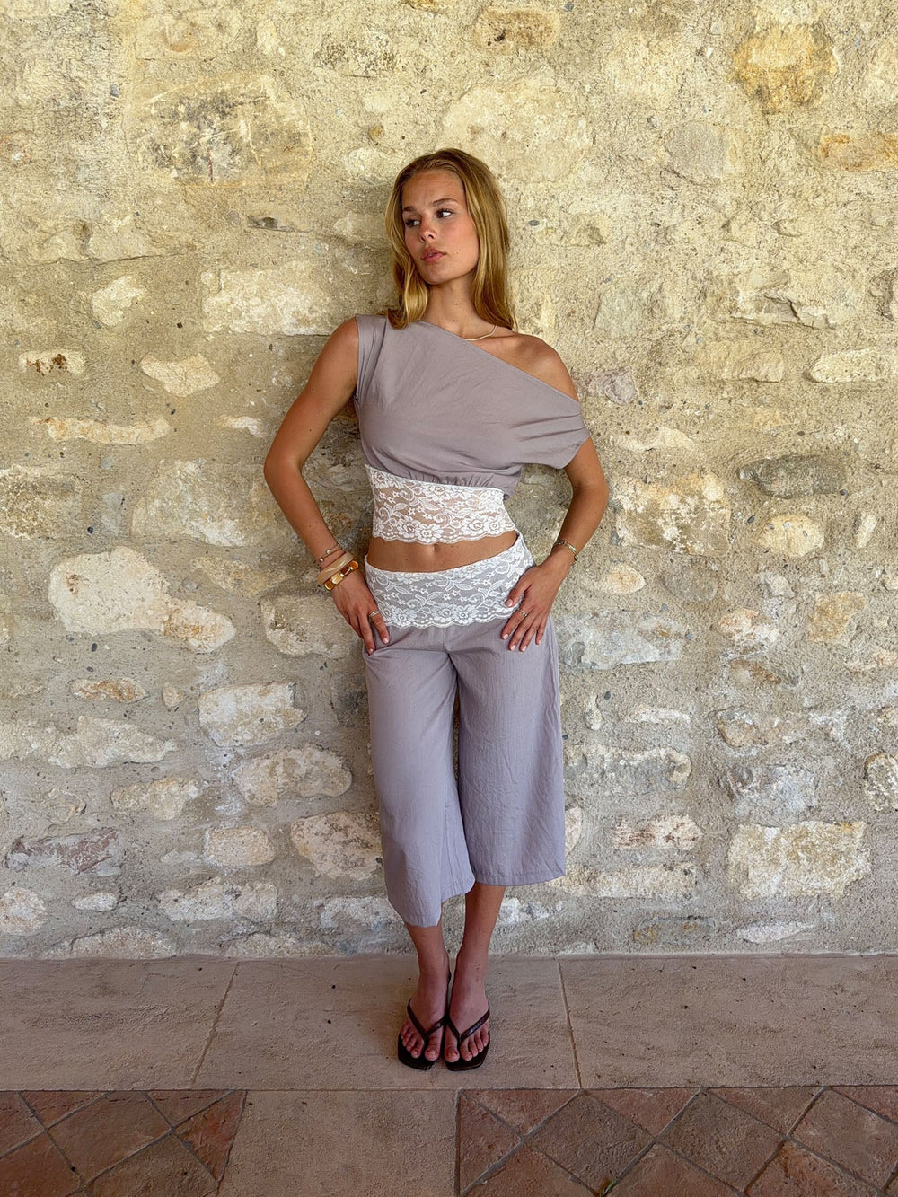 Camina loose caprishorts with lace - Beige/white