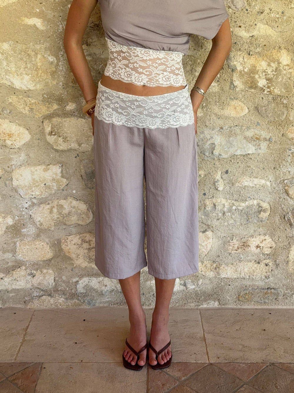 Camina loose caprishorts with lace - Beige/white