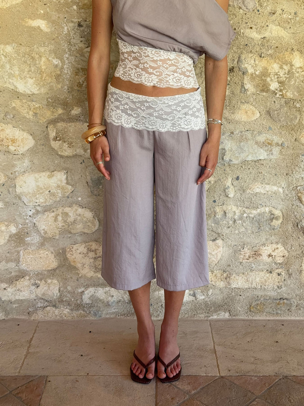 Camina loose caprishorts with lace - Beige/white