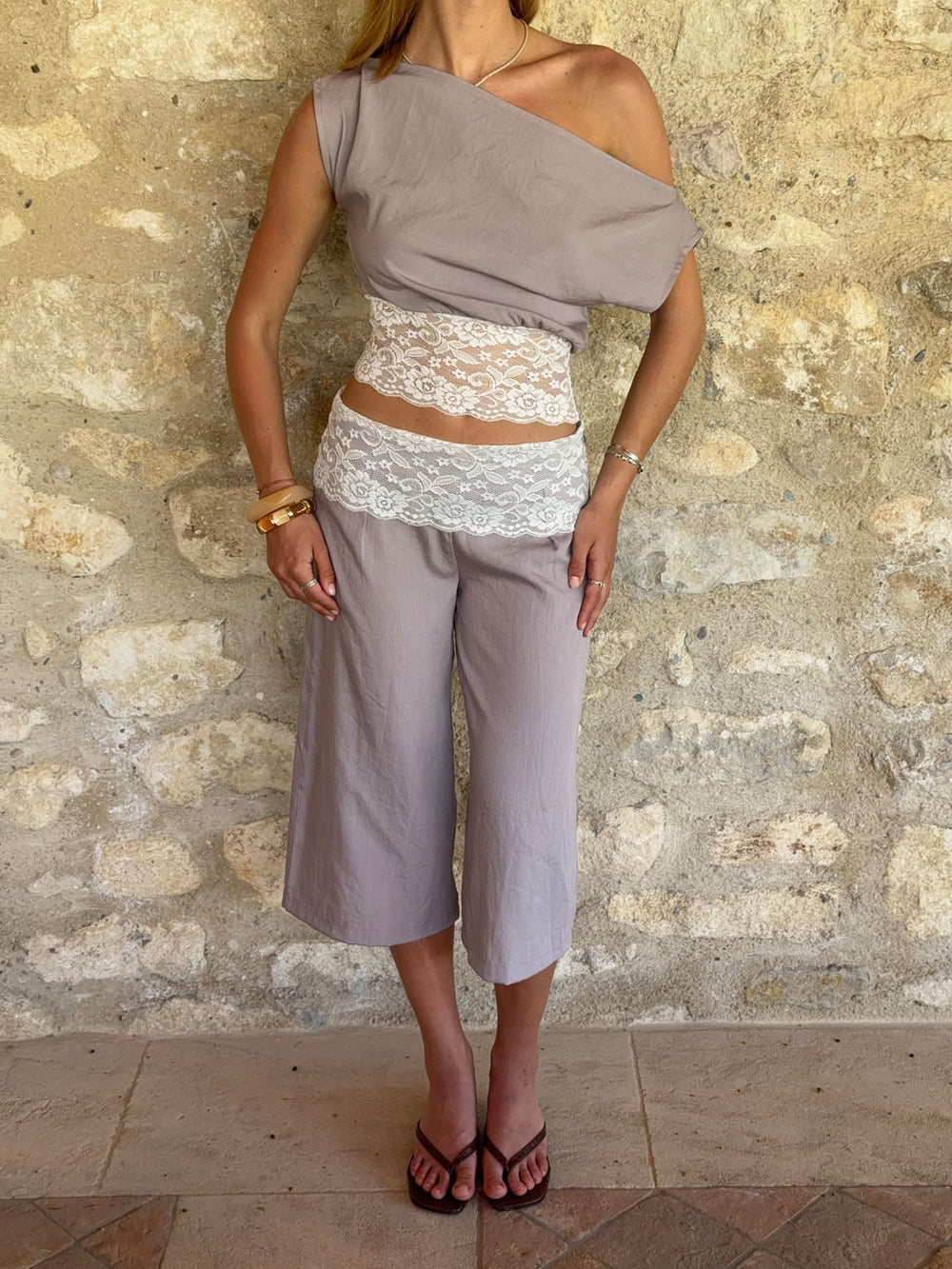 Camina loose caprishorts with lace - Beige/white