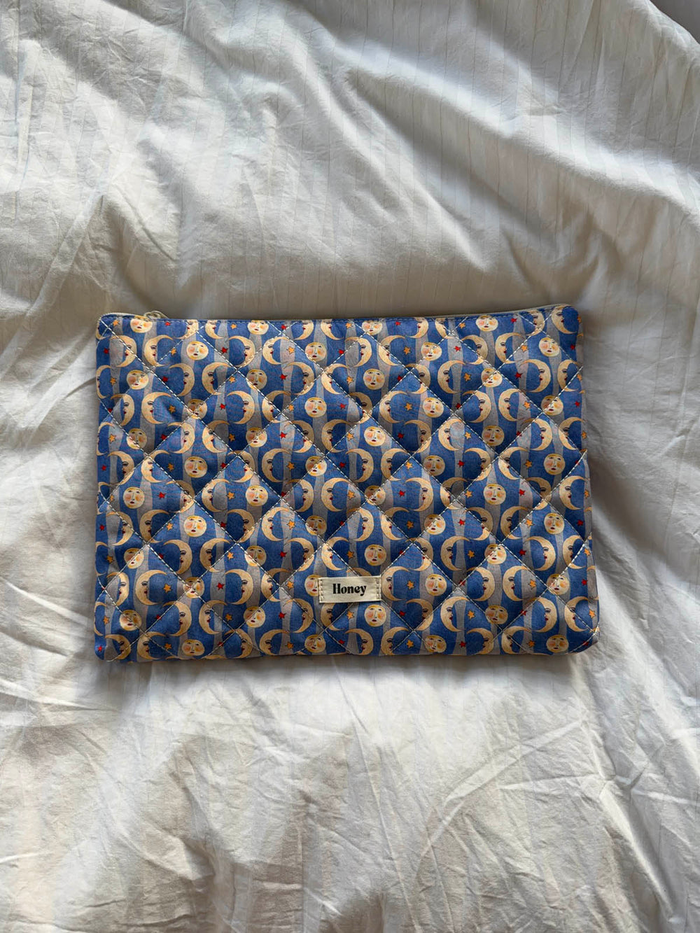 Honey computer sleeve with moon print – Blue/yellow