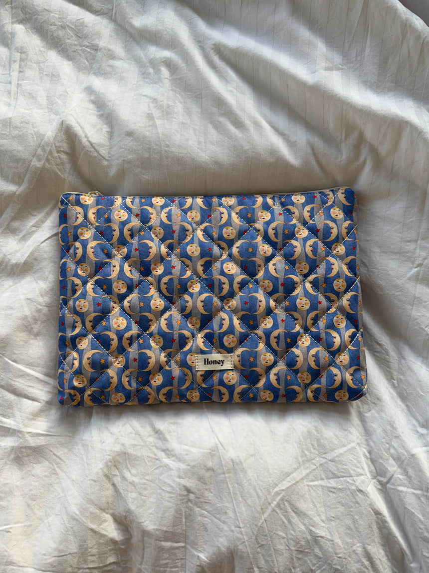Honey computer sleeve with moon print – Blue/yellow