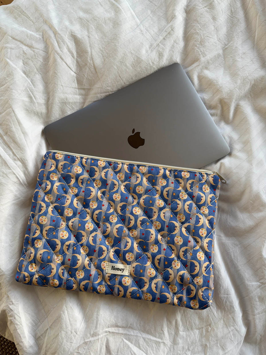 Honey computer sleeve with moon print – Blue/yellow