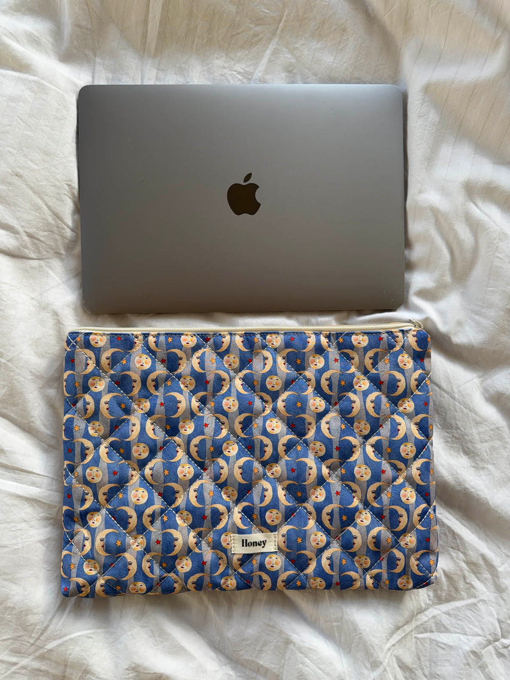 Honey computer sleeve with moon print – Blue/yellow