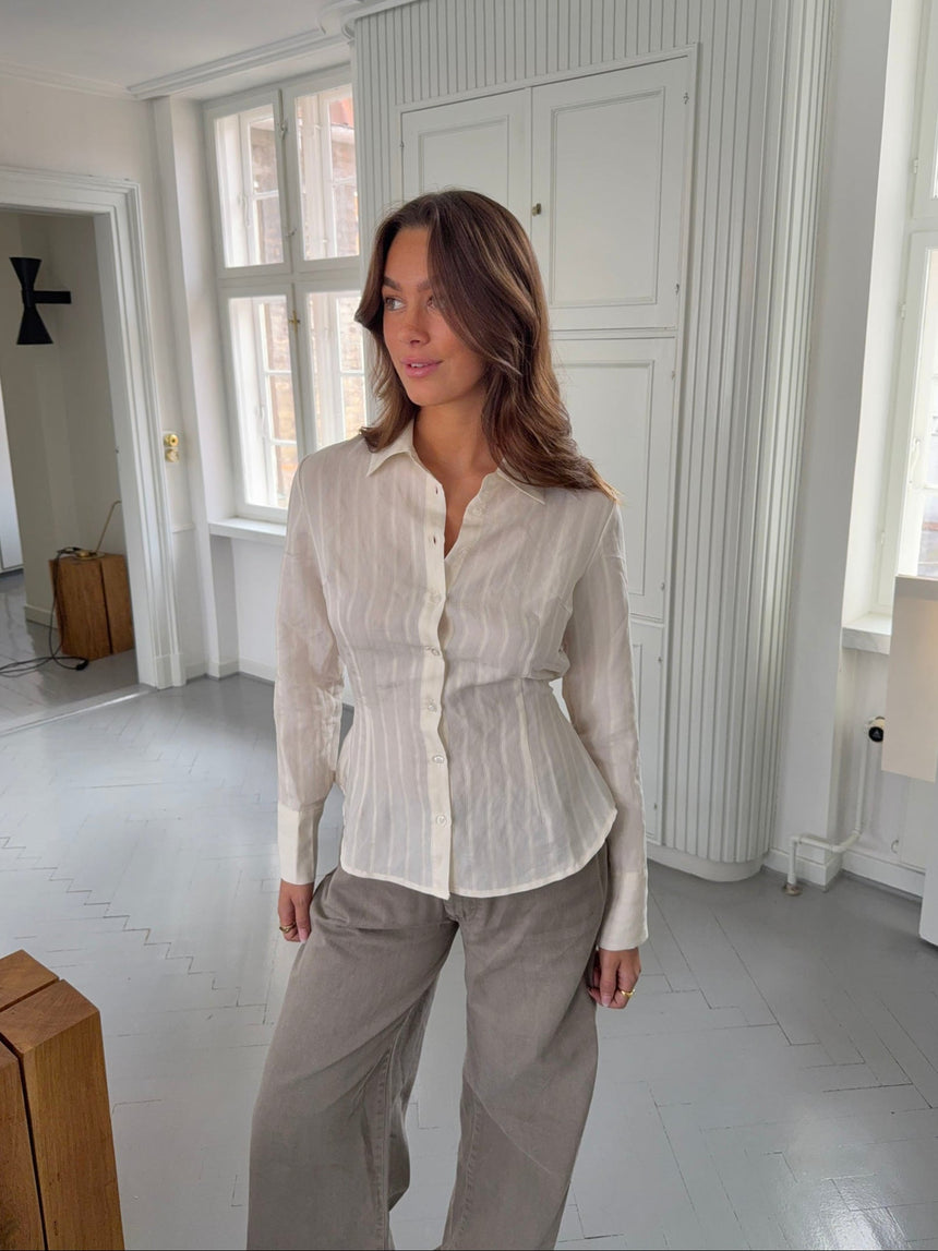 Alberte fitted shirt with stripes - White