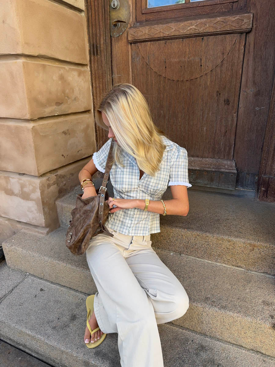 Kassandra fitted shirt with checkers – Blue/White