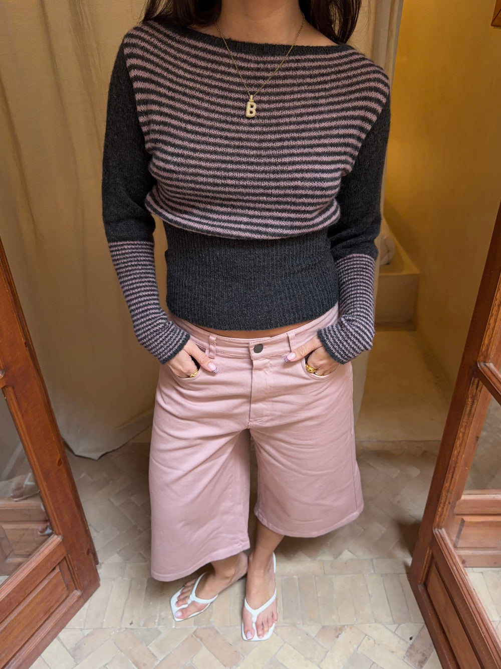 Margo fitted striped knit sweater – Grey/pink