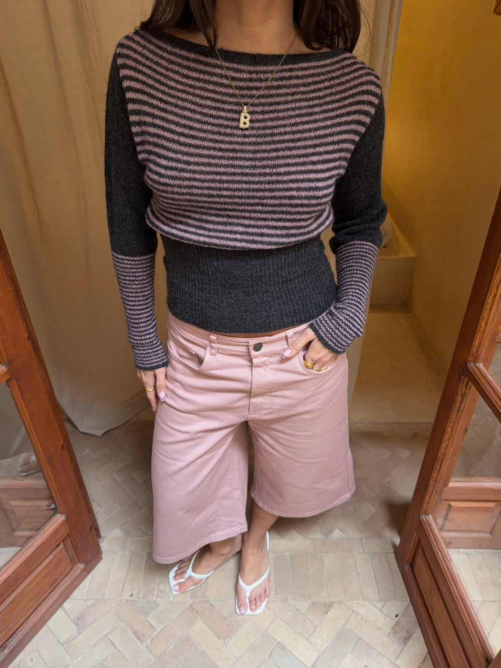 Margo fitted striped knit sweater – Grey/pink