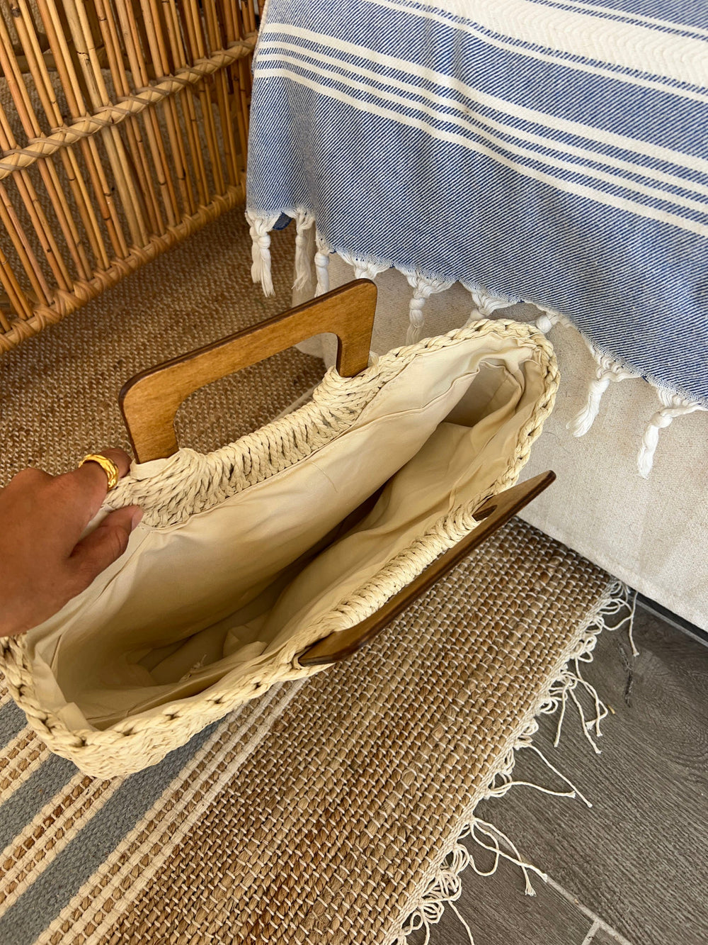 Mascali woven straw bag with wooden handle – Beige