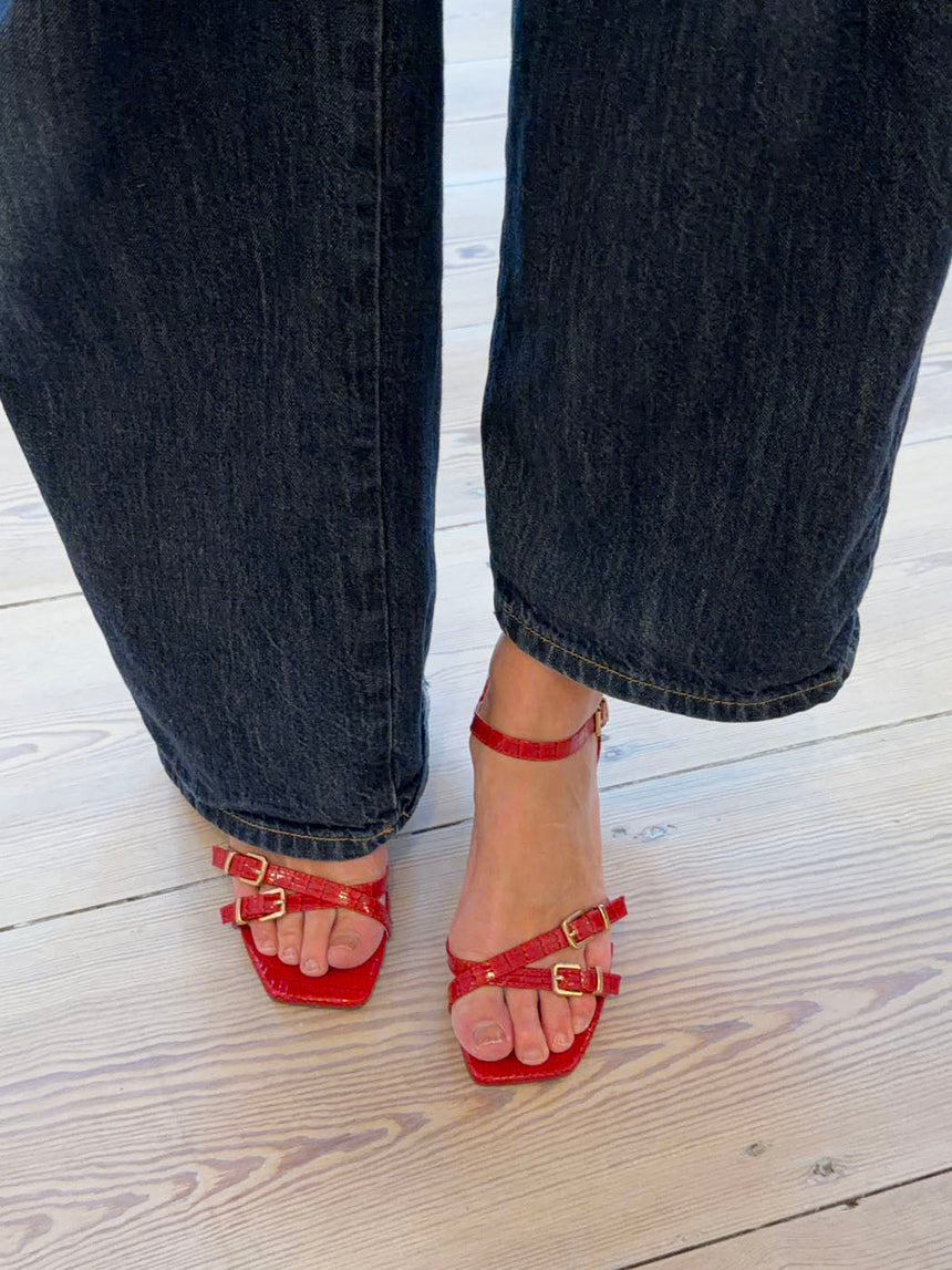 Katianna heels with buckle details – Red