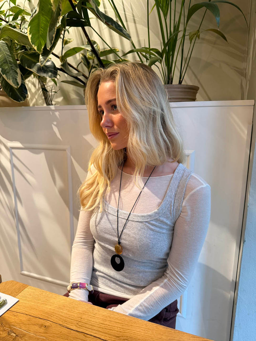 Juliet necklace with pendant - Black/amber